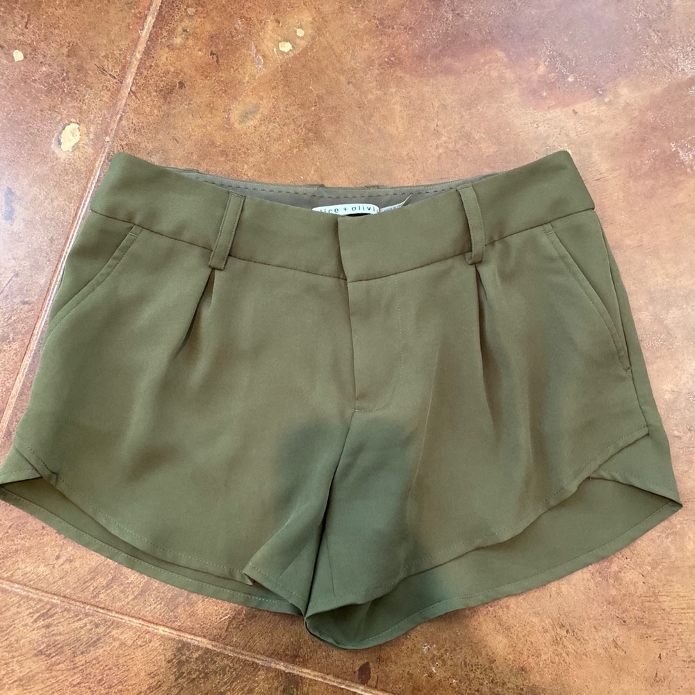 Alice + Olivia Shorts. Size 2. Great condition